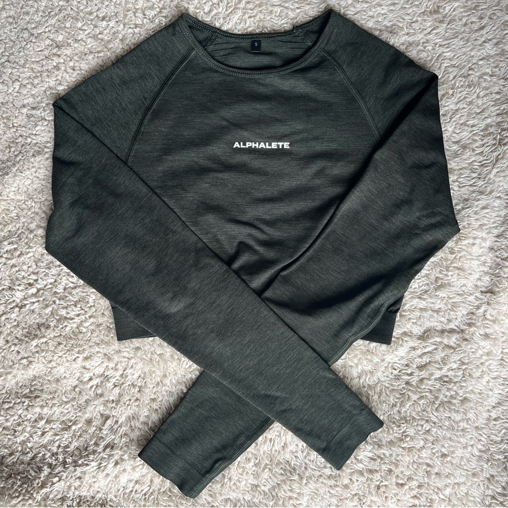 Alphalete Amplify crop long sleeve, size small